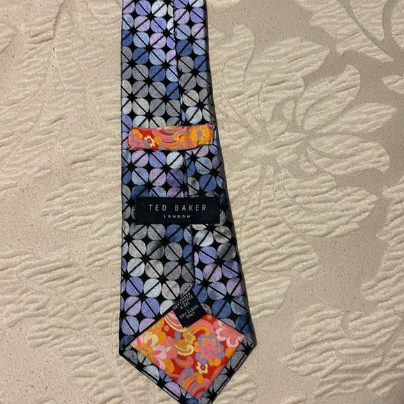 Beautiful hand tailored silk tie by Ted Baker - Picture 3 of 4